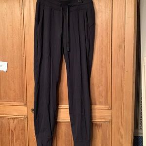Lululemon scuba joggers in black